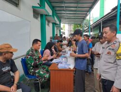 Bhabinkamtibmas dan Babinsa Turut Awasi Distribusi Bantuan Kepada Warga