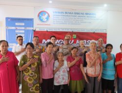 Minggu Kasih di Rumah Panti Jompo, Kapolres Metro Jakut Serahkan Kursi Roda