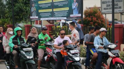 ASN Polres Tangerang Selatan Bagikan Takjil Berbuka Puasa di Polsek Pondok Aren