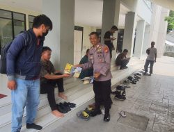 Sosialisasi : Sat Binmas Polres Tangerang Selatan Bagikan Brosur Pendaftaran Penerimaan Anggota Polri