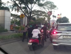Melayani Masyarakat: Aiptu Sanusih Bantu Pengendara Mobil Mogok Dijalan