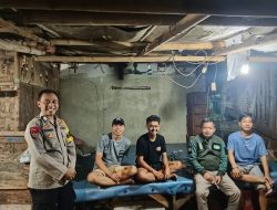 Sambangi Pos Kamling Bhabinkamtibmas Desa Kadu Berikan Himbauan Kamtibmas