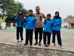 AIPTU M. Soleh Berikan Bimbingan Kepada Anak Berkebutuhan Khusus di Sekolah Negeri 01, Kelurahan Pondok Kacang Timur