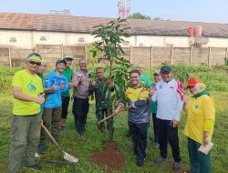 Babhinkamtibmas Lengkong Gudang Mendampingi WaKil Walikota Tangsel Melaksanakan Penanaman Pohon