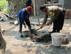 Bhabinkamtibmas Desa Bojongkamal Aiptu Istoyo Bantu Warga Bangun Pos Ronda dan Posyandu
