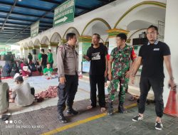 Pengamanan Penyembelihan Hewan Qurban di Masjid Istiqomah oleh Bhabinkamtibmas Ciputat Timur