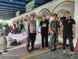 Pengamanan Penyembelihan Hewan Qurban di Masjid Istiqomah oleh Bhabinkamtibmas Ciputat Timur