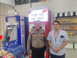 Kanit Samapta Polsek Pondok Aren Lakukan Patroli Dialogis di Alfamart