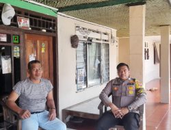 Bhabinkamtibmas Polsek Cisauk Polres Tangsel Sambangi Tokoh Masyarakat dan Koordinasi Situasi Kamtibmas di Desa Sampora