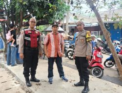 Bhabinkamtibmas Desa Suradita Bersama Babinsa Pantau Acara Pemilihan Ketua RW