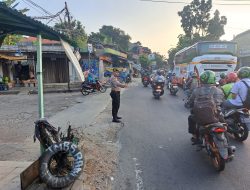 Pengaturan Arus Lalu Lintas di U-Turn Sandratek Oleh Personil Polsek CipTim