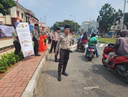 Jum’at Berkah Polsek Kelapa Dua Bagikan 100 Paket Nasi Kotak kepada Pengguna Jalan
