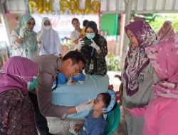 Kolaborasi Bhabinkamtibmas dan Puskesmas Sukseskan Pekan Imunisasi Polio di Pondok Jagung