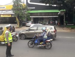 Polsek Pondok Aren Lakukan Pengecekan Arus Lalu Lintas di Depan Kawasaki