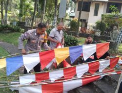 Semarak HUT RI: Bhabinkamtibmas dan Warga Perumahan Aluvia Pasang Umbul-Umbul dan Bendera