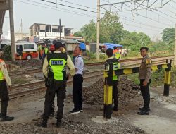 Bhabinkamtibmas dan Babinsa Pantau Penutupan Jalur Kereta Api di Stasiun Cisauk