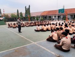 Bhabinkamtibmas Ciputat Timur Melakukan Pembinaan Pramuka di SMA Yayasan Dua Mei