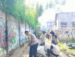Aksi Jumat Bersih: Kolaborasi Bhabinkamtibmas, Tiga Pilar, dan Mahasiswa KKN di Pakulonan