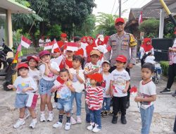 Bhabinkamtibmas Ikut Meriahkan HUT Kemerdekaan RI Yang ke 79 Dengan Fun Walk Bersama Masyarakat