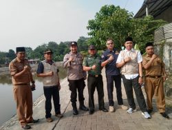 Bhabinkamtibmas Serdang Wetan Ikut Gelar Tebar Eco Enzyme untuk Peringati Hari Konservasi Alam