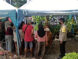 Bhabinkamtibmas Kelurahan Rempoa Pantau Pendistribusian Bantuan Pangan Untuk Warga