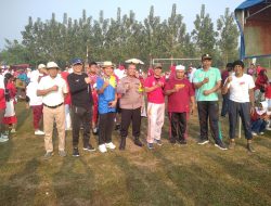 Pengamanan Jalan Sehat oleh Bhabinkamtibmas Desa Kemuning dalam Perayaan HUT RI ke-79