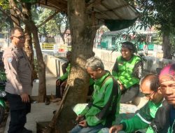 Bhabinkamtibmas Polsek Ciputat Timur Sampaikan Pesan Kamtibmas kepada Ojek Online di Perumahan Bukit Nusa Indah