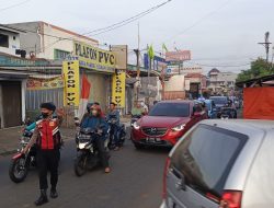 Unit Samapta Polsek Pondok Aren Laksanakan Pengaturan Lalu Lintas Antisipasi Kemacetan Pagi Hari di Pertigaan Sekolah Ricci