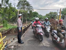 Gatur Lalin Menjaga Kelancaran Arus di Jalan Jembatan Kali Angke Oleh Personel Polsek Serpong