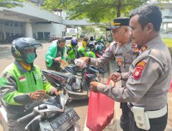 Cegah Kejahatan, Polsek Cisauk Sosialisasikan Kamtibmas Kepada Ojol dan Laksanakan Jumat Berkah