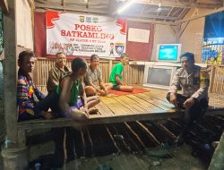 Hadir di Posko Satkamling, Bhabinkamtibmas Lengkong Karya Ajak Warga Perkuat Keamanan Lingkungan