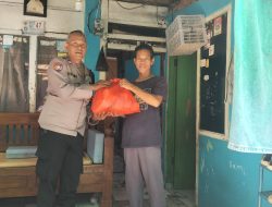 Bhabinkamtibmas Kelurahan Lengkong Gudang Bagikan Sembako dalam Program “POLRI BERBAGI”