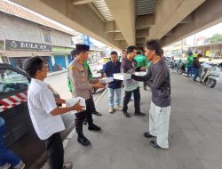 Jumat Berkah Polsek Cisauk Membagikan Nasi Kotak Kepada Ojek Online  Serta Memberi Himbauan