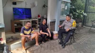 Sambang Warga, Bhabinkamtibmas Ciputat Timur Tekankan Pentingnya Waspada Hoax dan Pencurian