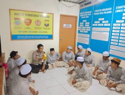 Perkuat Sinergi dengan Masyarakat, Bhabinkamtibmas Desa Palasari Lakukan Penggalangan di Ponpes Arrozaq