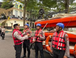 Siaga Hadapi Potensi Banjir, Polres Tangsel Siapkan Perahu Karet