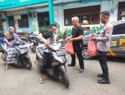 Polsek Pamulang Tebar Kepedulian Lewat Jum’at Berkah, Bagikan Nasi Padang untuk Driver Gojek dan Warga