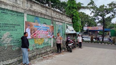 Cegah Tawuran Sejak Dini, Bhabinkamtibmas Ciater Pasang Spanduk STOP Tawuran