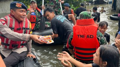 Brimob Polda Metro Jaya Evakuasi Warga Terdampak Banjir di Rawa Teratai, Jakarta Timur