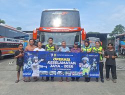 Sat lantas Polres Tangsel Sosialisasi Tertib Berlalu Lintas dalam Ops Keselamatan Jaya 2026 di Pool Bus Rosalia Indah Ciputat