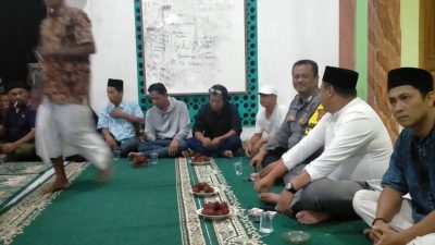 Tarawih Keliling, Bhabinkamtibmas Polsek Cisauk Pererat Silaturahmi Bersama Warga Mekarwangi