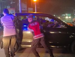 Polsek Cisauk Hadir di Tengah Malam, Ops Cipta Kondisi Jaga Keamanan dan Bantu Warga