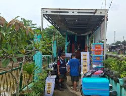 Bantu Warga Terdampak Banjir, Pemkot Tangsel Salurkan Ratusan Paket Logisti