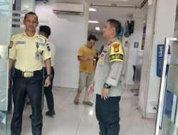 Jaga Kamtibmas, Bhabinkamtibmas Jelambar Koordinasi dengan Petugas Keamanan Bank