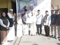 Benyamin Serahkan Banmas Presiden berupa Sapi Kurban di Tangsel