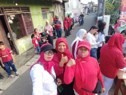 Dalam Rangka HUT RI Warga RT 03/12 Kedaung kampung bulak. kecamatan Pamulang, mengadakan jalan santai.