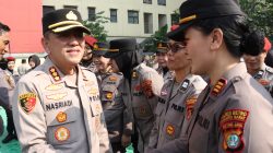 Apel Jam Pimpinan di Polres Jakbar Diwarnai Kejutan, Kapolres Nasriadi Rayakan Hari Jadi Polwan