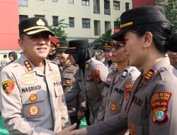 Apel Jam Pimpinan di Polres Jakbar Diwarnai Kejutan, Kapolres Nasriadi Rayakan Hari Jadi Polwan