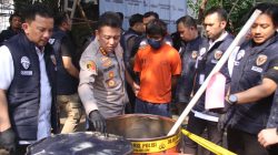 Bongkar Oli Palsu di Cengkareng, Polres Jakbar Ungkap Modus Oli Bekas Diubah Jadi Seolah Baru